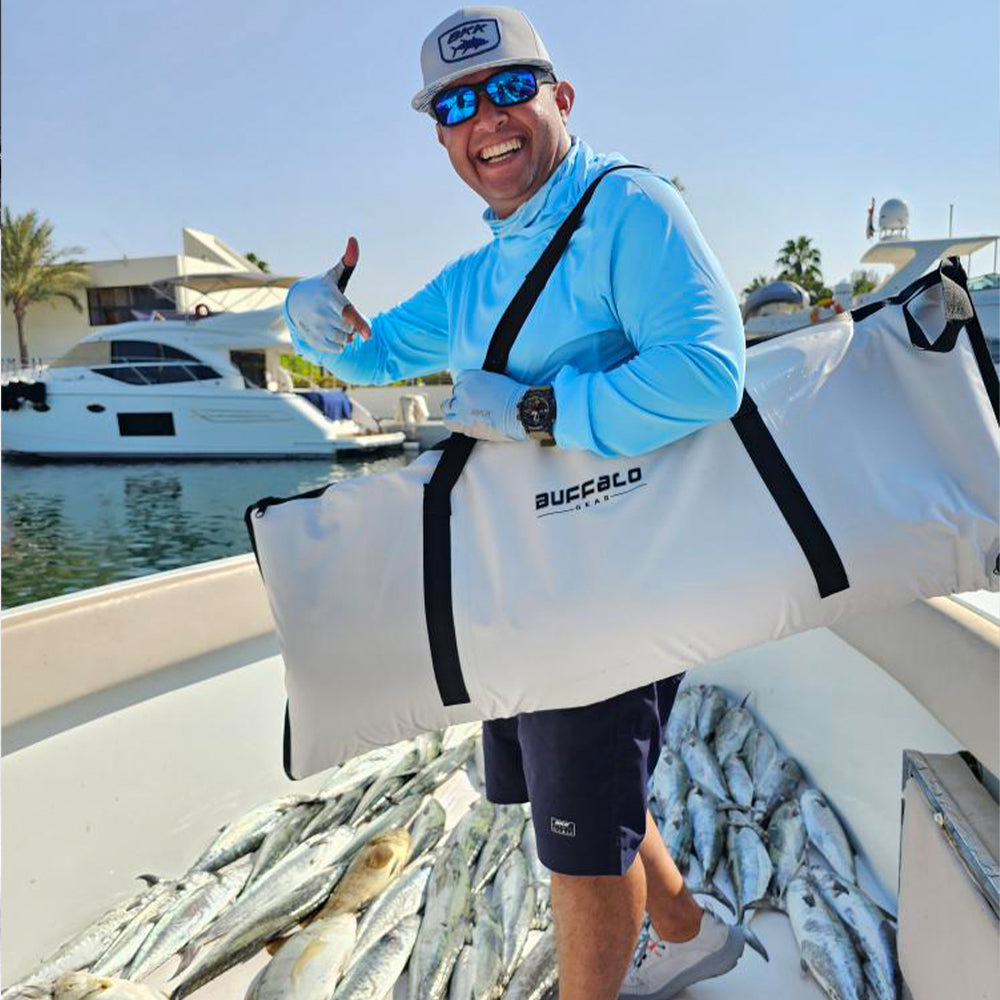 The Buffalo Gear 40x18 "airtight fishing bag features an airtight zipper to keep water from leaking out and comes with two reusable ice packs