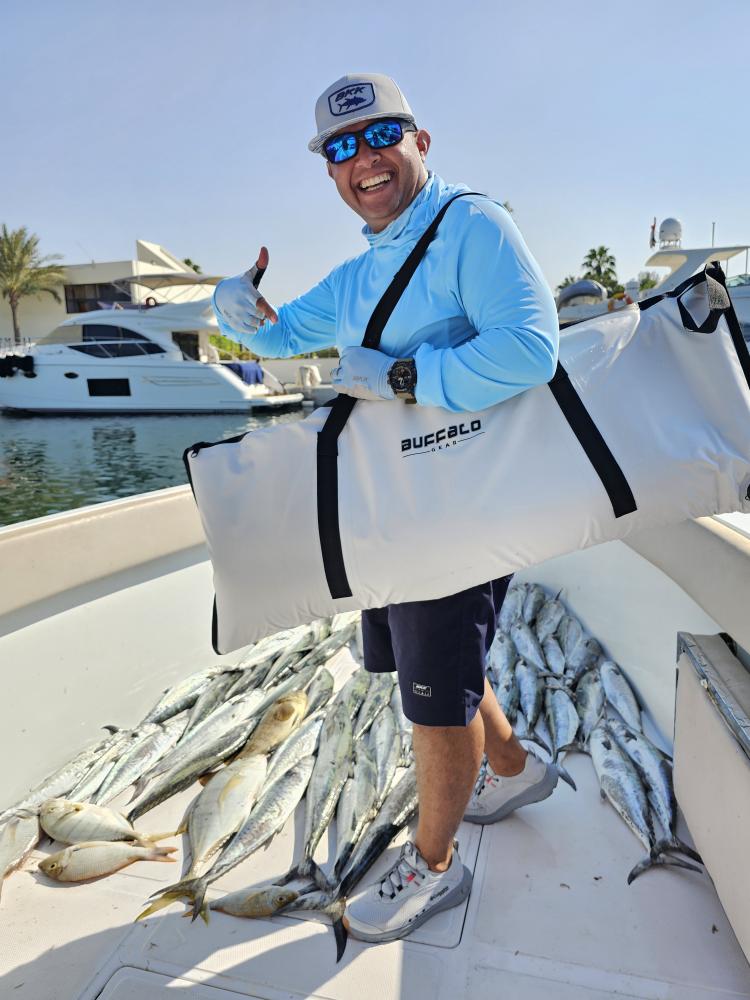 The Buffalo Gear 40x18 "airtight fishing bag features an airtight zipper to keep water from leaking out and comes with two reusable ice packs